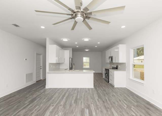 Property at 4446 Antioch Rd, Crestview, FL 32536, 5 beds, 3.5 baths