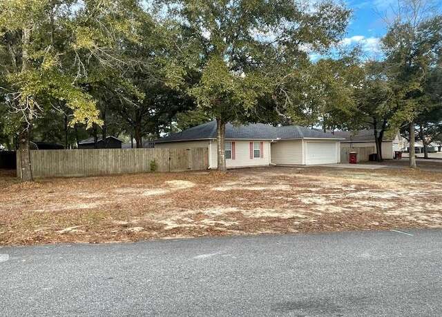 Property at 223 Runnymeade Dr, Crestview, FL 32539, 3 beds, 2 baths