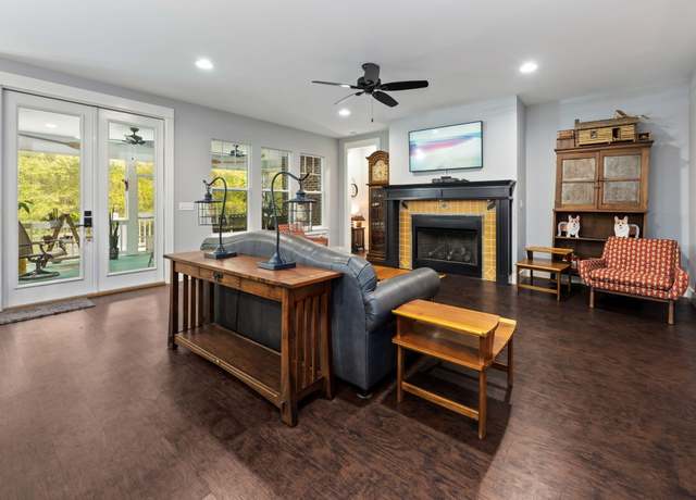 Property at 434 Mango Ln, Freeport, FL 32439, 4 beds, 3 baths
