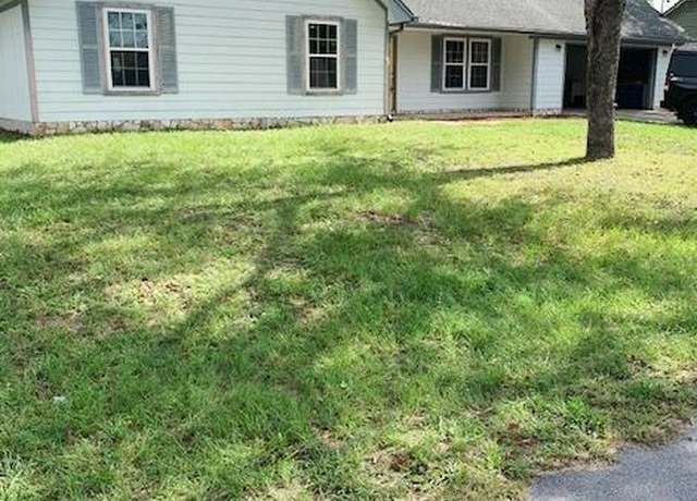 Property at 604 Moss Dr, Crestview, FL 32536, 3 beds, 2.5 baths