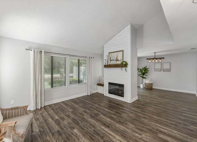 Property at 800 Bay Dr #3, Niceville, FL 32578, 2 beds, 2 baths