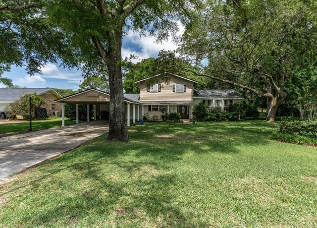 Property at 631 NE Country Club Ave, Fort Walton Beach, FL 32547, 4 beds, 2.5 baths