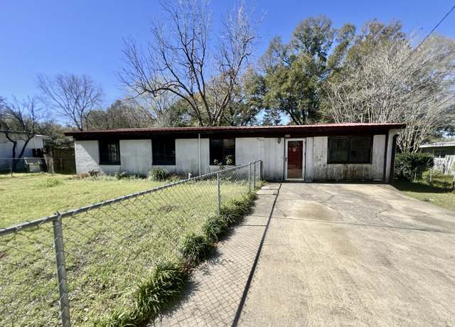 Property at 215 Seminole Trl, Crestview, FL 32536, 3 beds, 2 baths