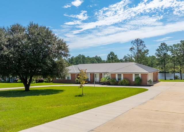 Property at 402 Ten Lake Dr, FL 32433, 3 beds, 2.5 baths