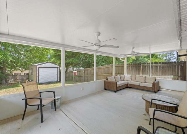Property at 404 Eisenhower Dr, Crestview, FL 32539, 3 beds, 2 baths