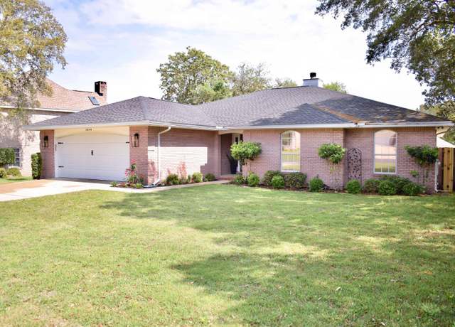 Property at 2806 Arnold Palmer Ct, Shalimar, FL 32579, 4 beds, 2.5 baths