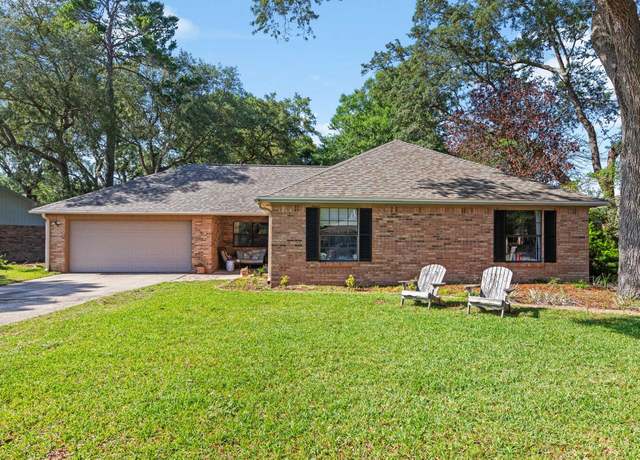 Property at 207 Oakwood Cir, Niceville, FL 32578, 4 beds, 2 baths