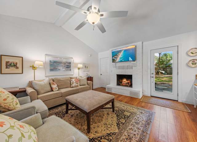 Property at 207 Oakwood Cir, Niceville, FL 32578, 4 beds, 2 baths