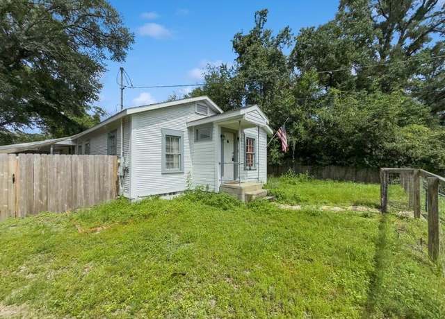 Property at 383 N Booker St, Crestview, FL 32536, 3 beds, 1 bath
