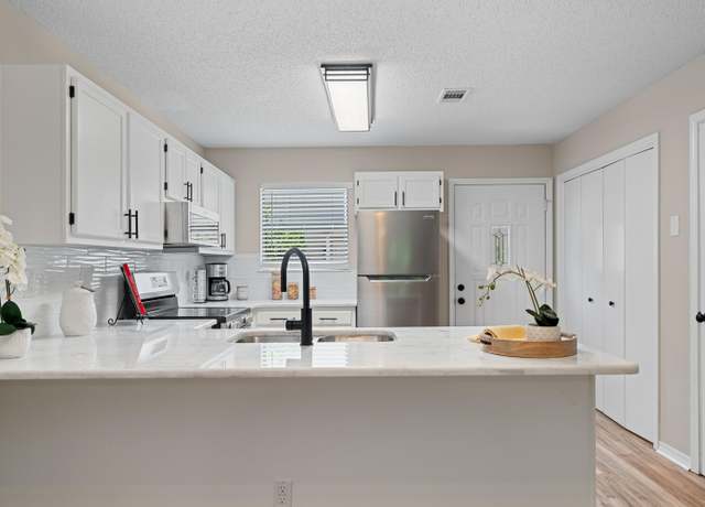 Property at 1681 W Highway 98 Apt 3, Mary Esther, FL 32569, 2 beds, 1.5 baths