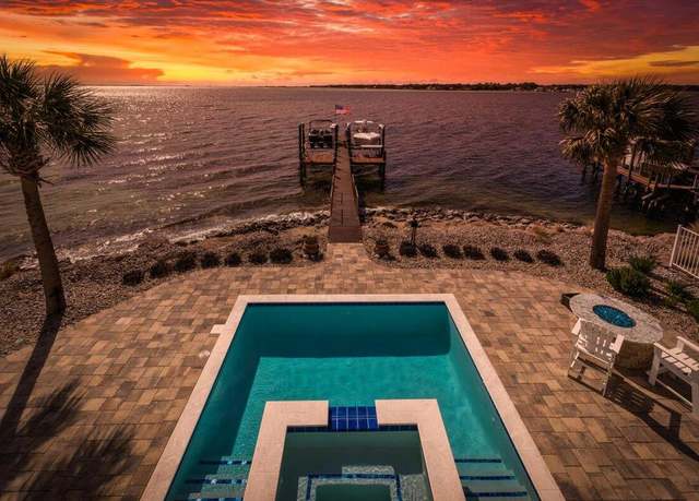 Property at 2582 Vista Cir, Shalimar, FL 32579, 4 beds, 4.5 baths