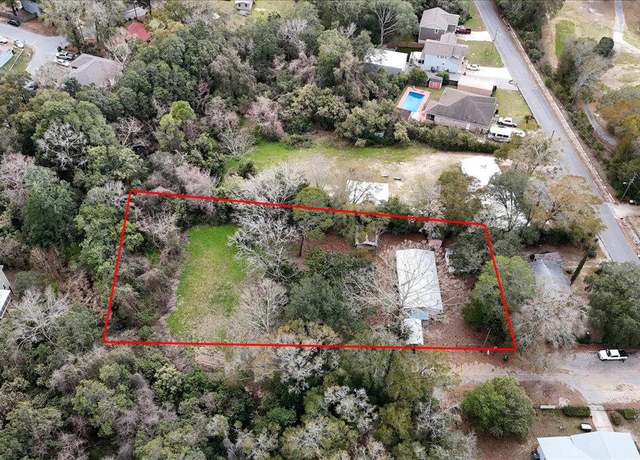 Property at 215 Davis Dr, Niceville, FL 32578, 3 beds, 1 bath