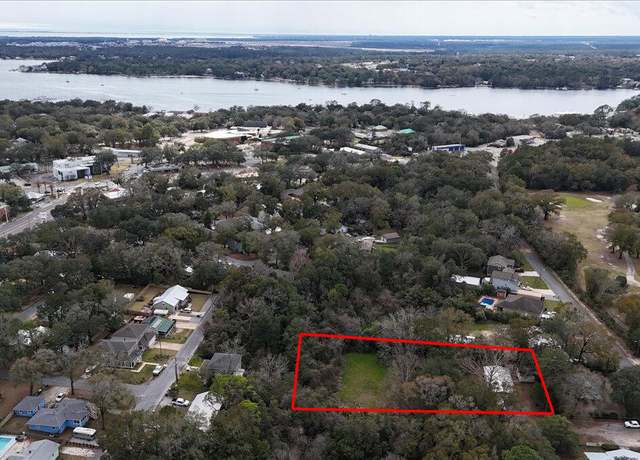 Property at 215 Davis Dr, Niceville, FL 32578