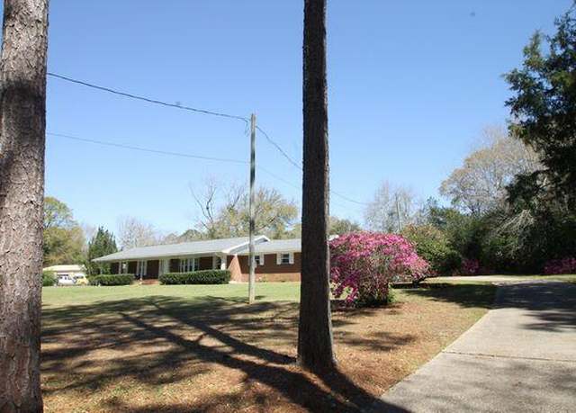 Property at 223 Ridge Dr, Crestview, FL 32536, 3 beds, 2 baths