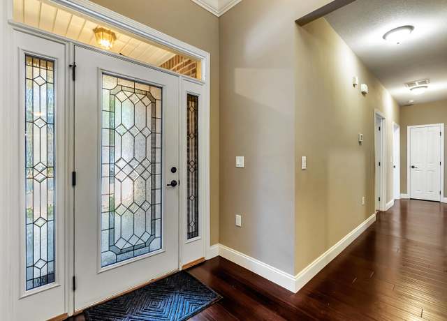 Property at 102 Point Comfort Rd, Mary Esther, FL 32569, 4 beds, 2 baths