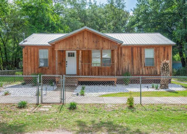 Property at 201 Anderson St, Crestview, FL 32536, 2 beds, 1.5 baths