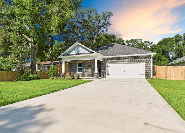 Property at 1470 Cypress St, Niceville, FL 32578, 5 beds, 3 baths