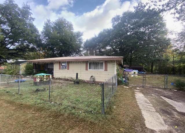 Property at 742 Kit Dr, Crestview, FL 32536, 4 beds, 1.5 baths