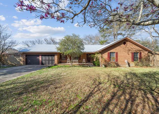 Property at 128 Twin Oak Dr, Crestview, FL 32536, 3 beds, 2 baths