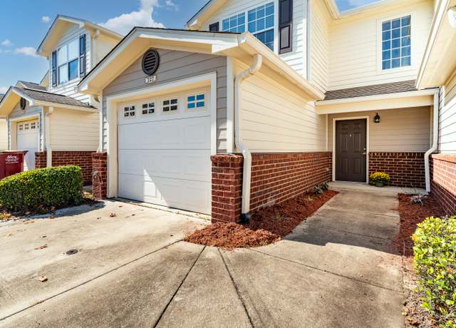 Property at 727 Majestic Dr, Crestview, FL 32536, 2 beds, 2.5 baths