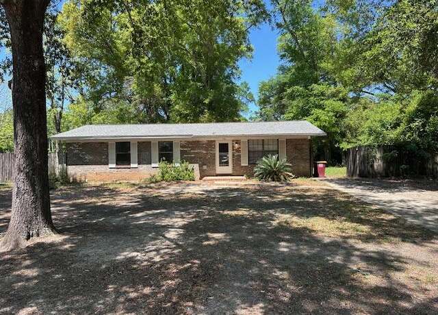 Property at 592 E Robinson Ave, Crestview, FL 32539, 3 beds, 1 bath