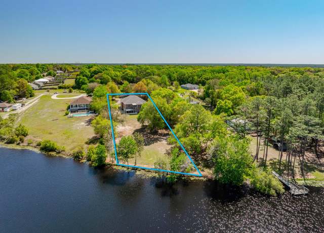 Property at 4801 Meadow Lake Dr, Crestview, FL 32539, 4 beds, 3 baths