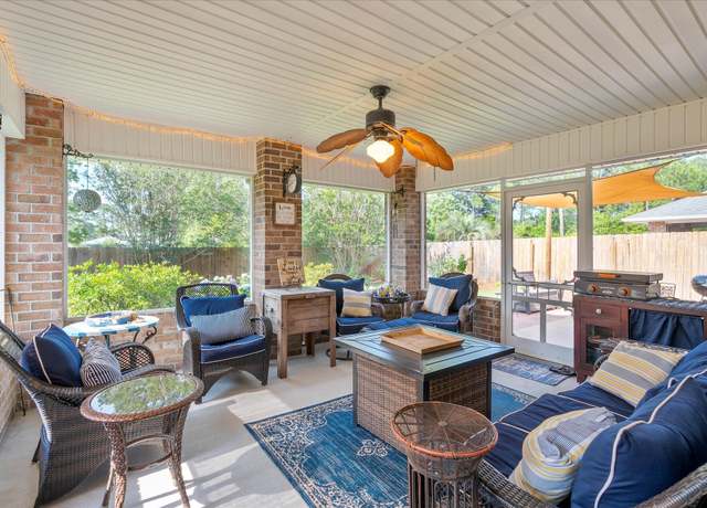 Property at 9418 Pouder Ln, Navarre, FL 32566, 5 beds, 3 baths