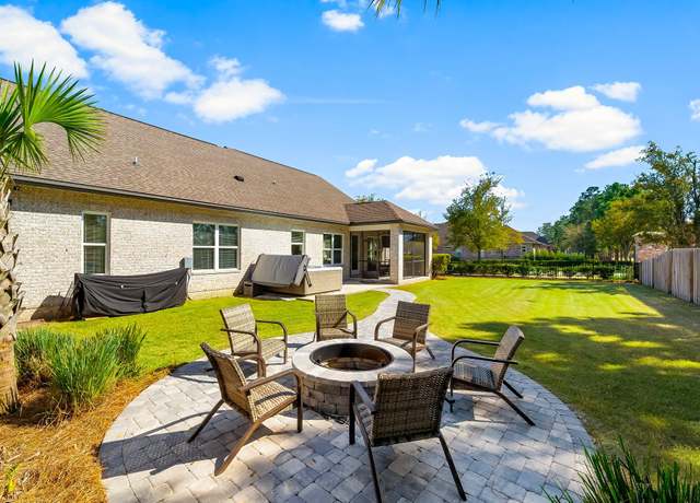 Property at 526 Meadow Lake Dr, Freeport, FL 32439, 4 beds, 2 baths