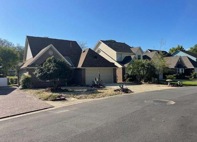 Property at 810 Fairway Lakes Dr, Niceville, FL 32578, 2 beds, 2 baths