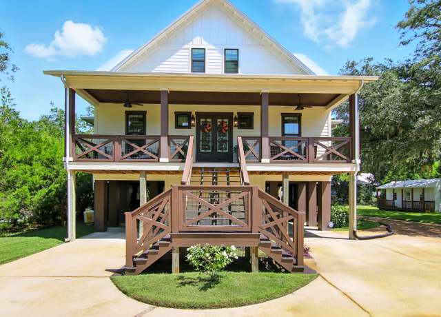 Property at 400 Pitts Bayshore Dr, Freeport, FL 32439, 4 beds, 2.5 baths