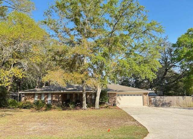 Property at 221 Olde Post Rd, Niceville, FL 32578, 4 beds, 3 baths