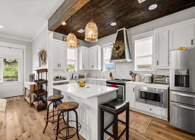 Property at 71 Childers Ln, Freeport, FL 32439, 3 beds, 2.5 baths