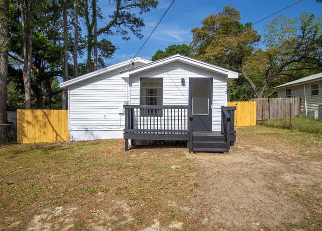 Property at 412 Church St, Crestview, FL 32539, 2 beds, 1 bath
