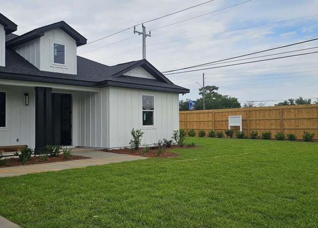 Property at 1801 Commander Harvey Ln, Navarre, FL 32566, 4 beds, 3 baths