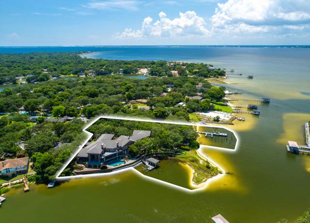 Property at 204 Laura Ln, Gulf Breeze, FL 32561, 8 beds, 9 baths