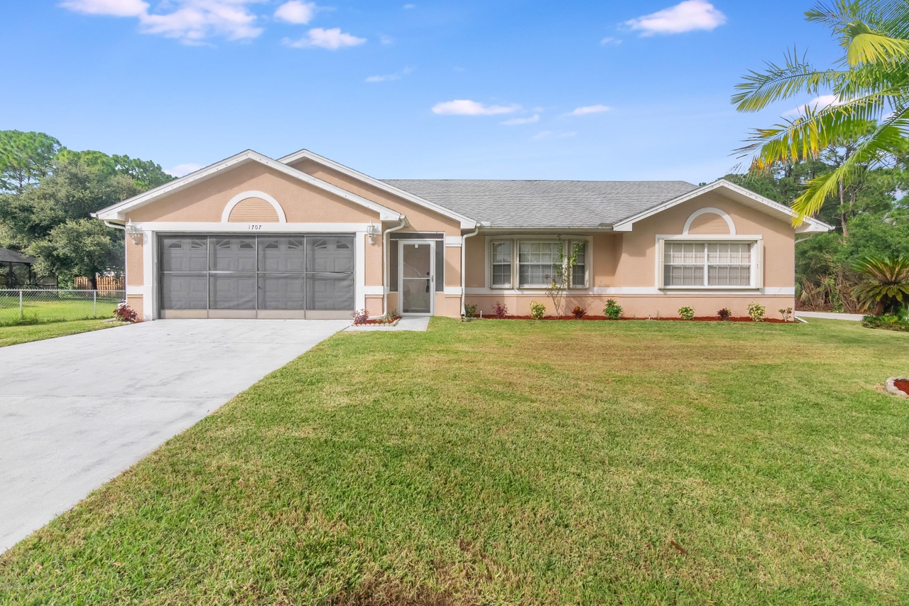 1707 Jacobin St NW, Palm Bay, FL 32907 | MLS# 859364 | Redfin