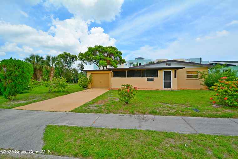 Photo of 600 Burr St Melbourne, FL 32901