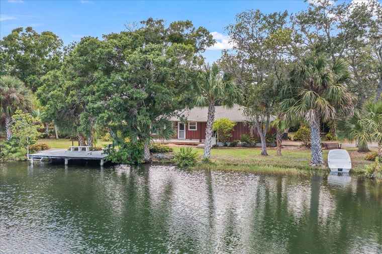 Photo of 328 N Lakeside Dr Melbourne, FL 32901