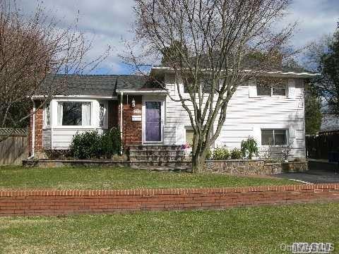 153 W 7th St, Deer Park, NY 11729
