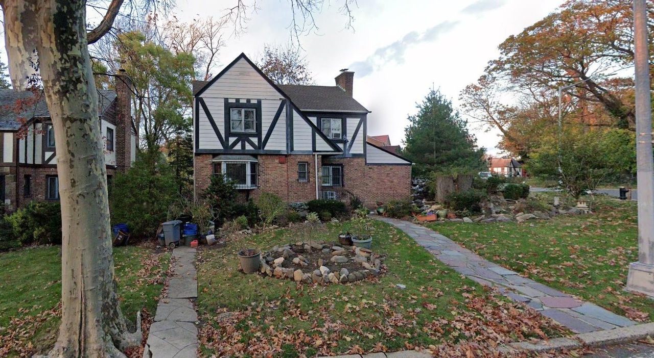 182-27 Grand Central Pkwy, Jamaica Estates, NY 11432 | For