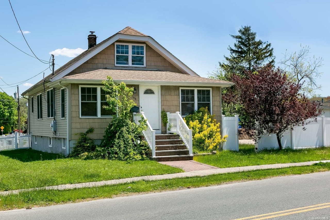 144 Park Ave, Lindenhurst, NY 11757