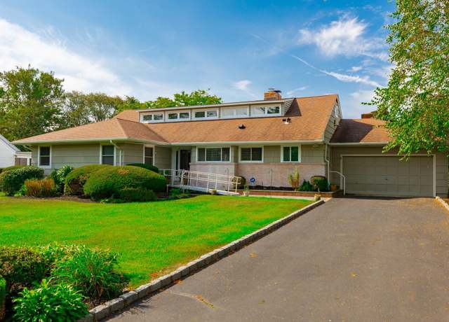 Property at 70 West Ln, Bay Shore, NY 11706, 4 beds, 3.5 baths