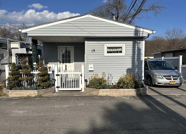 Property at 19 Mobile Dr, Bay Shore, NY 11706, 3 beds, 1 bath