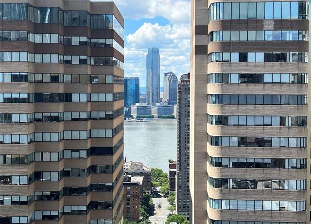 Property at 40 Broad St Unit 28H, New York (manhattan), NY 10004, 2 beds, 2 baths