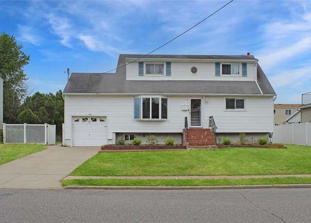 Property at 10 Marilyn Ct, West Babylon, NY 11704, 4 beds, 2 baths