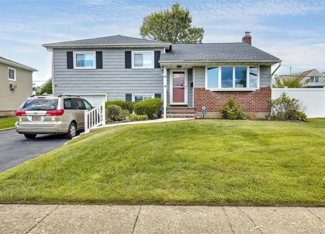 Property at 106 Cornell Ln, Hicksville, NY 11801, 4 beds, 1.5 baths