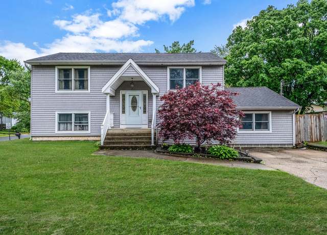 Property at 4 Flintlock Ln, Selden, NY 11784, 4 beds, 2.5 baths