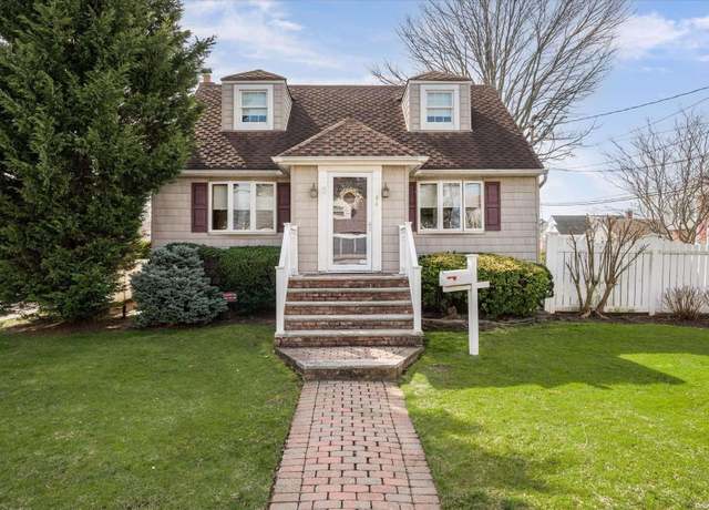 Property at 94 Bellevue Ave, Oceanside, NY 11572, 3 beds, 1.5 baths