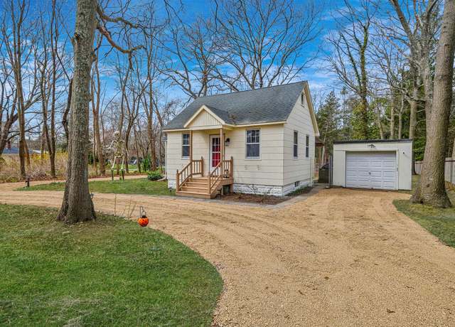 Property at 120 Lincoln Rd, Medford, NY 11763, 2 beds, 1 bath