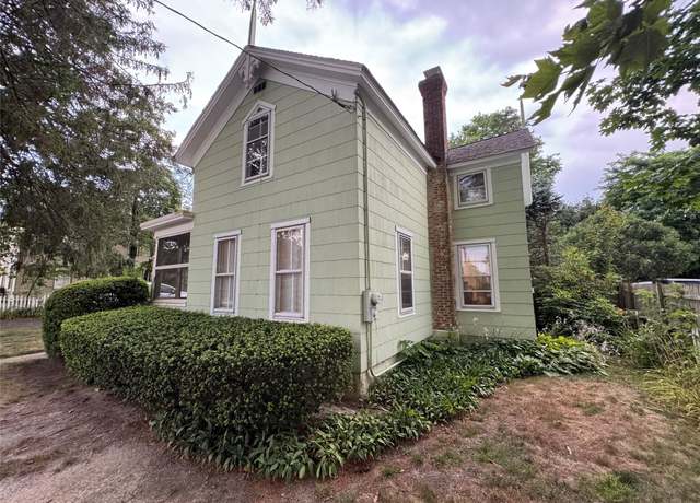 Property at 627 Roanoke Ave, Riverhead, NY 11901, 3 beds, 1 bath